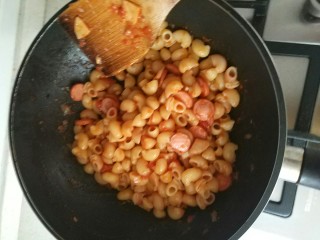 13、番茄蘑菇意面,加入煮好的意面,翻炒几下,关火