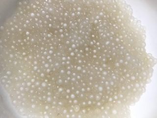 5、自制夏季丸丸糖水????,8-待水煮沸，放入西米，中小火煮至剩一颗白点，关火，焖个十来二十分钟分钟。过冷水，装盘放凉备用。（呜呜没熟透????）