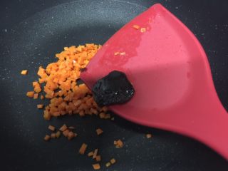 12、可乐鸡肉炒饭,放入红萝卜碎翻炒一分钟放入1/3的可乐汁，继续翻炒2分钟