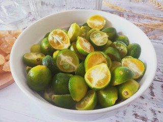 1、冰糖青桔,小青柠洗净沥干水分