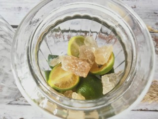 3、冰糖青桔,再放入一层冰糖