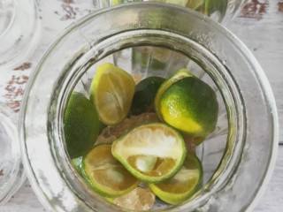 4、冰糖青桔,再放入小青柠