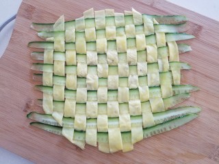 7、菠萝蛋包饭,直到把整个蛋饼编好，其实很快的。