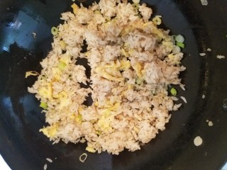 8、菠萝蛋包饭,隔夜米饭用一个鸡蛋加葱花和少许盐炒好。