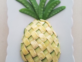 12、菠萝蛋包饭,用厨房剪刀剪去多余的部分。