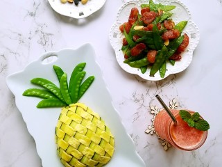 14、菠萝蛋包饭,买的荷兰豆多，用腊肠炒一下配炒饭吃特香。