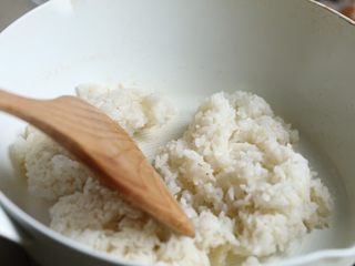 8、缤纷虾仁蛋炒饭,锅中加油烧热，中火，放入米饭翻炒，用铲在锅中打圈，将米饭打散，不要用铲切剁，米会切碎。