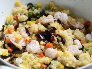 12、缤纷虾仁蛋炒饭,调入盐和蚝油炒匀。