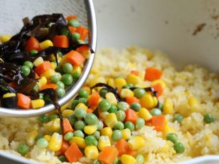 10、缤纷虾仁蛋炒饭,倒入焯好的蔬菜。