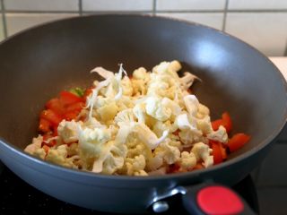 5、西红柿牛肉炒剪刀面,10.另起油锅，先下西红柿炒软，再下花菜炒。