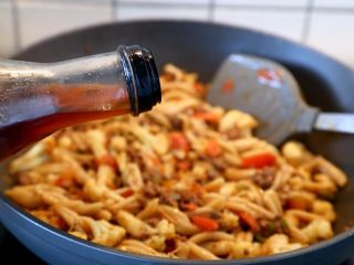 8、西红柿牛肉炒剪刀面,14.全部拌炒匀，最后浇点麻油起锅享用。