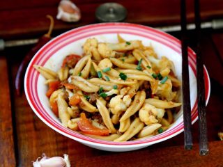 9、西红柿牛肉炒剪刀面,15.哟哟，面劲道滑爽，浇头鲜美浓郁！