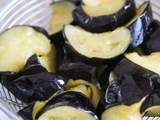 4、地三鲜的家常做法，超级无敌下饭菜！,茄子过油炸至酥软，捞出控油