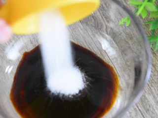 5、地三鲜的家常做法，超级无敌下饭菜！,取空碗，倒入15g生抽、1g盐、3g糖，拌匀