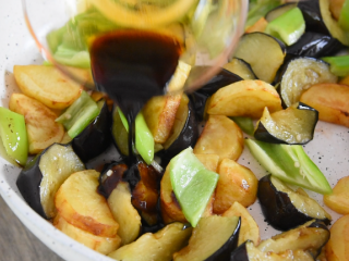 9、地三鲜的家常做法，超级无敌下饭菜！,淋上调料汁