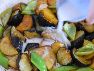 10、地三鲜的家常做法，超级无敌下饭菜！,大火翻炒均匀后，倒入10g水淀粉勾芡