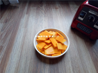 1、椰蓉南瓜糕,南瓜切成薄片，上锅蒸熟；