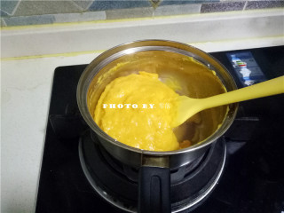 7、椰蓉南瓜糕,奶锅的食材浓稠程度如图时，关火；