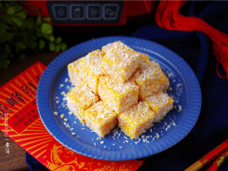 11、椰蓉南瓜糕,将南瓜糕倒扣取出，切块，在椰蓉里滚一圈，即可食用。