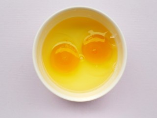 2、好吃到飞起的虾仁酱油炒饭,鸡蛋磕入碗中。