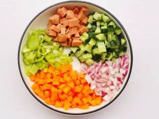 3、好吃到飞起的虾仁酱油炒饭,火腿、黄瓜、胡萝卜、青椒、洋葱洗净切丁备用。