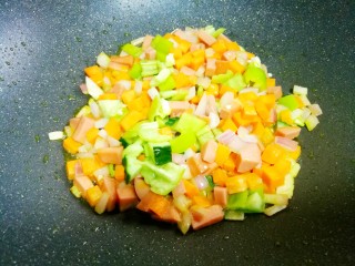 6、好吃到飞起的虾仁酱油炒饭,加火腿胡萝卜黄瓜。