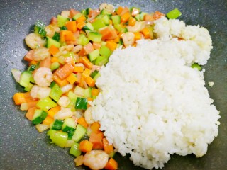 8、好吃到飞起的虾仁酱油炒饭,调最小火,加入米饭,迅速炒散。