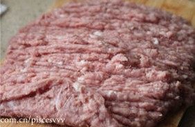 1、灌汤小笼包,猪肉洗净，切块，剁成肉糜