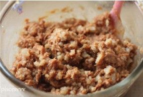 6、灌汤小笼包,放入色拉油，继续搅拌均匀