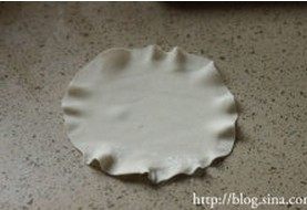 7、灌汤小笼包,取饺子皮，擀薄后，四周用擀面杖打荷叶边
