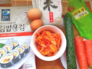 1、辣白菜肉松寿司卷,备好全部料