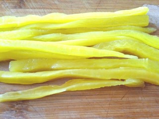 6、辣白菜肉松寿司卷,调味萝卜条挤干水分