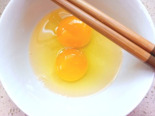 8、辣白菜肉松寿司卷,鸡蛋打散