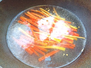 11、辣白菜肉松寿司卷,胡萝卜焯水,捞出放凉