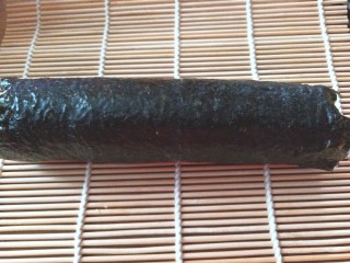 20、辣白菜肉松寿司卷,卷起,卷紧