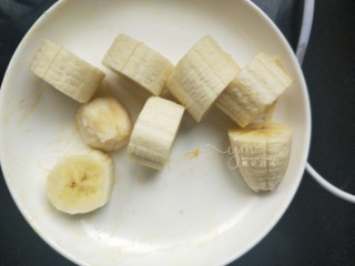 3、芒果思慕雪,香煎一根，去皮，切成小块。如果是夏天香蕉可以提前冷冻，如果天气不热或者像我一样，本身不爱吃冰品，就不冷冻。