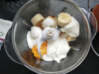 5、芒果思慕雪,再加半盒酸奶，不是一整盒。