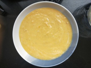 6、芒果思慕雪,搅打成浓稠的糊状。倒进一个敞口的大碗里。