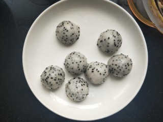 11、芒果思慕雪,火龙果用挖球器挖几个球球。