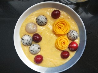 12、芒果思慕雪,然后错落的摆在表面。再把洗干净的樱桃摆几个。荔枝我只摆了一个。