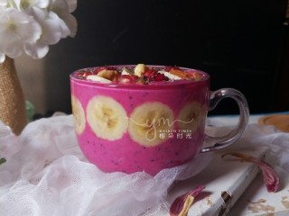 20、芒果思慕雪,还可以做成这种杯壁思慕雪。就是把水果片切成薄片贴在透明杯子内壁上，再把香蕉糊倒进去。