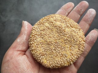 12、芝香南瓜饼,蘸满芝麻后压扁。