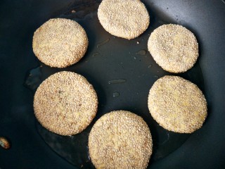 13、芝香南瓜饼,平底锅刷油，放入南瓜饼，小火慢煎。