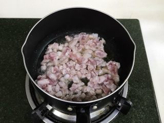 3、炸酱面,锅中倒入食用油，下入肉末炒熟。
