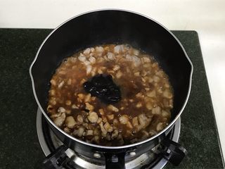 5、炸酱面,继续加入甜面酱和清水拌匀。