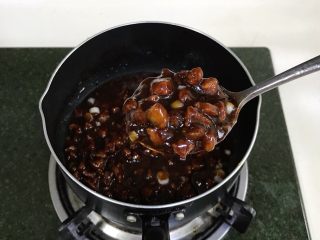 7、炸酱面,稍稍翻拌下即可出锅。