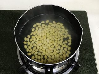 8、炸酱面,提前泡发好的黄豆入煮锅煮熟，捞出备用。