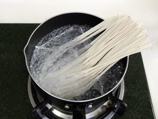 11、炸酱面,金龙鱼优+活性发酵空心挂面放入锅中。