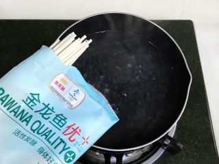 10、炸酱面,重新往锅中倒入适量的清水煮沸。