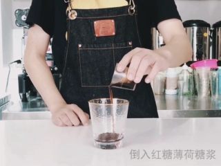 2、夏日高温续命冰茶，入口唇舌间溢满的水果茶,取冷饮杯，倒入红糖薄荷糖浆